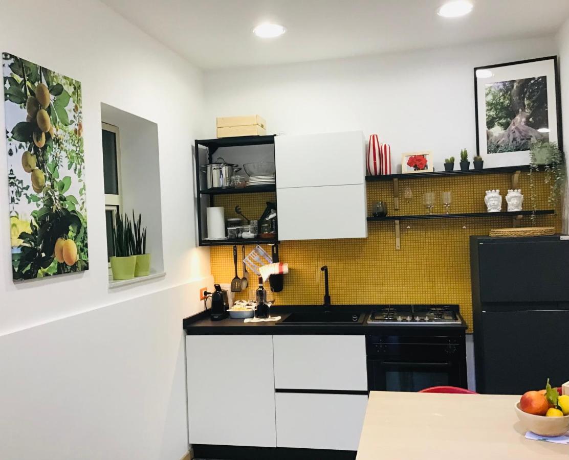Lavica Di Mezzo Apartments Катанія Екстер'єр фото